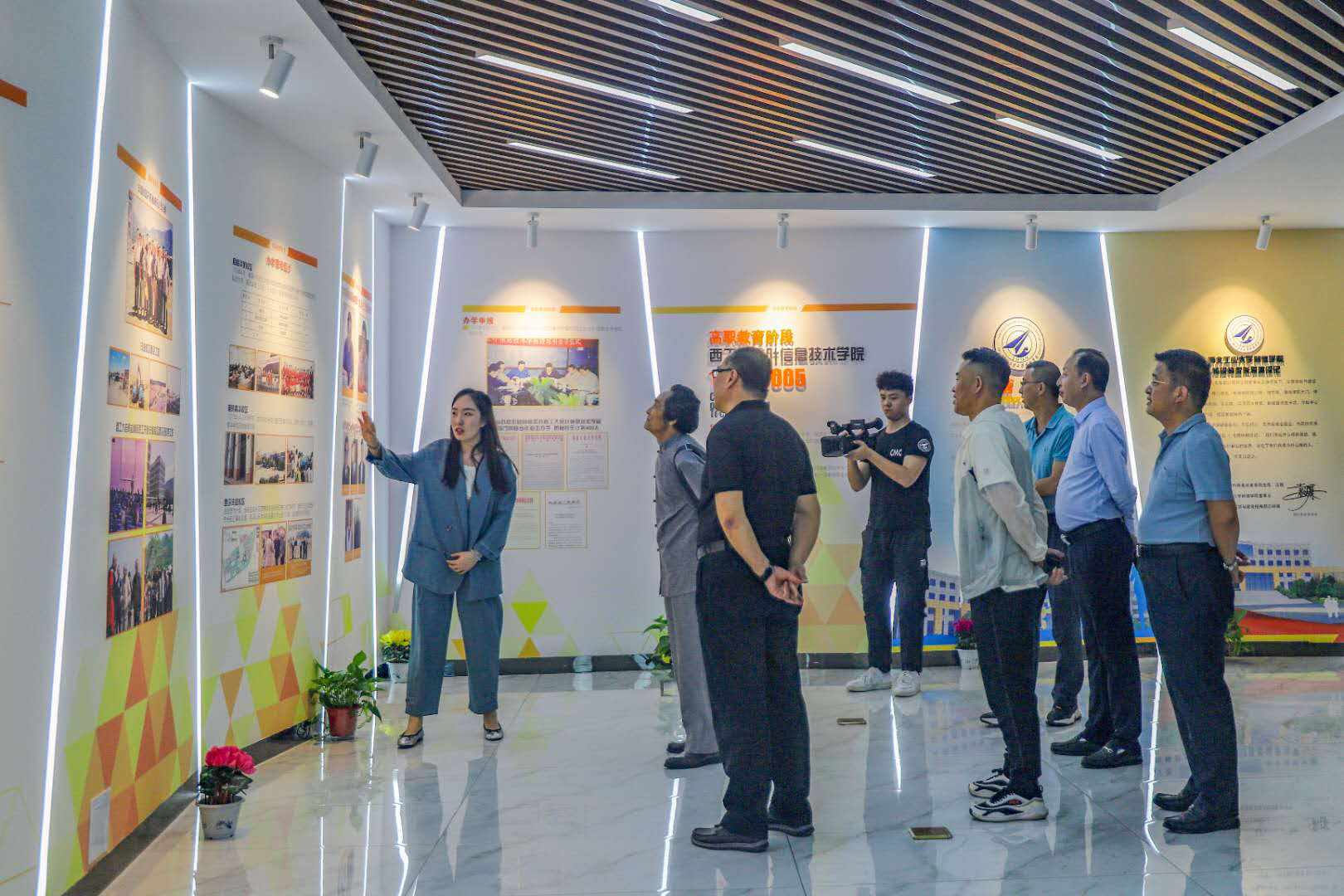 “西部歌王”王向榮老師走進(jìn)西安明德理工學(xué)院