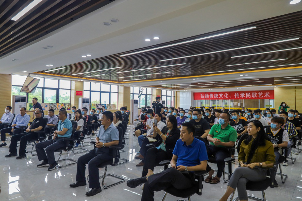 “西部歌王”王向榮老師走進(jìn)西安明德理工學(xué)院