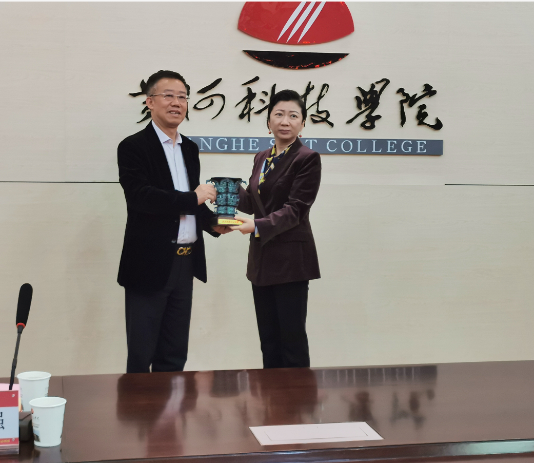 懷若渴知欲去求索，載累累碩果歸己用 ——集團(tuán)董事局主席袁漢源帶隊(duì)考察優(yōu)秀兄弟院校