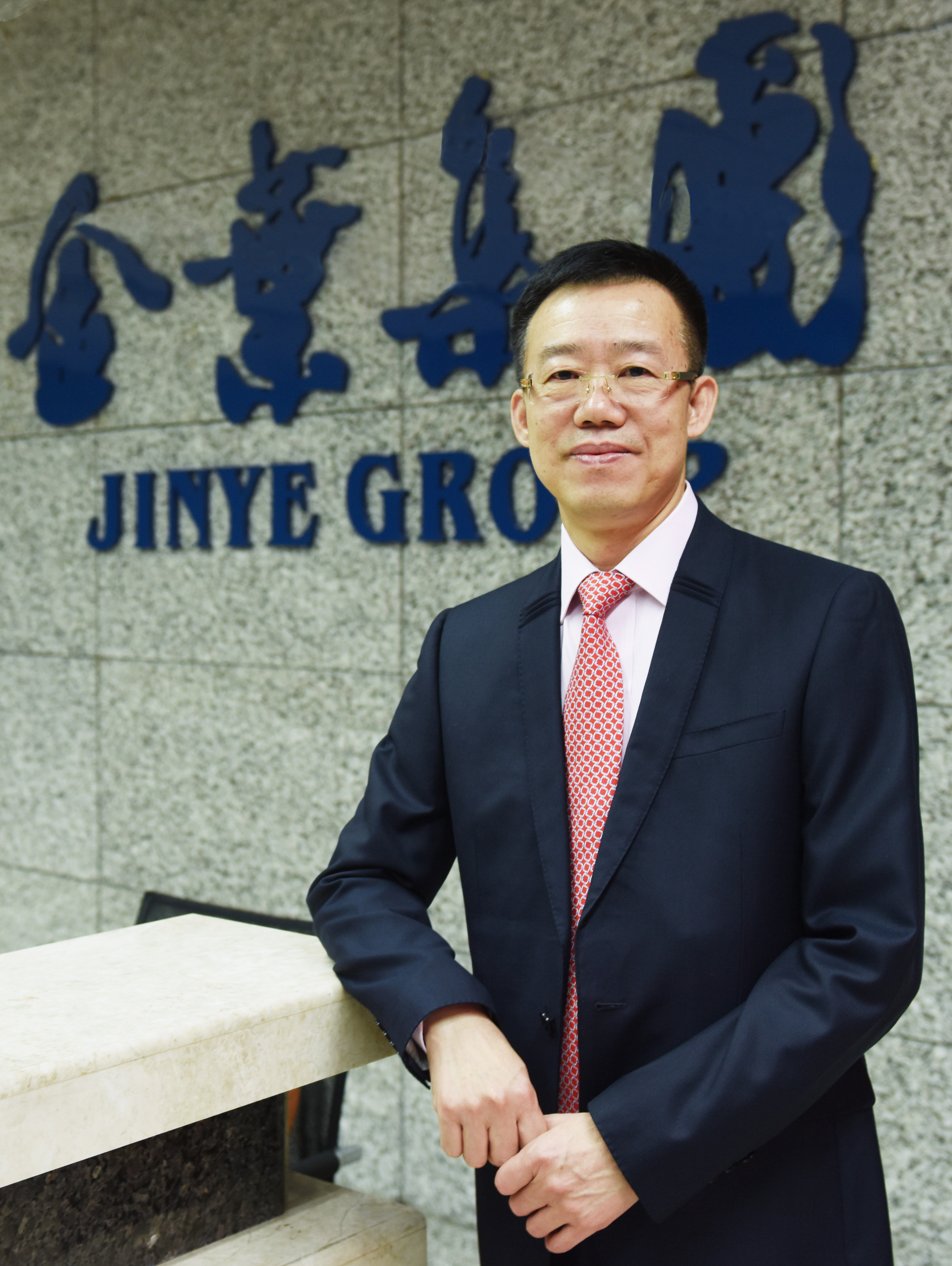 匠心人物 標(biāo)桿高?！瘓F(tuán)董事局主席、總裁袁漢源先生攜西安明德理工學(xué)院榮獲教育年度大會(huì)雙料大獎(jiǎng)