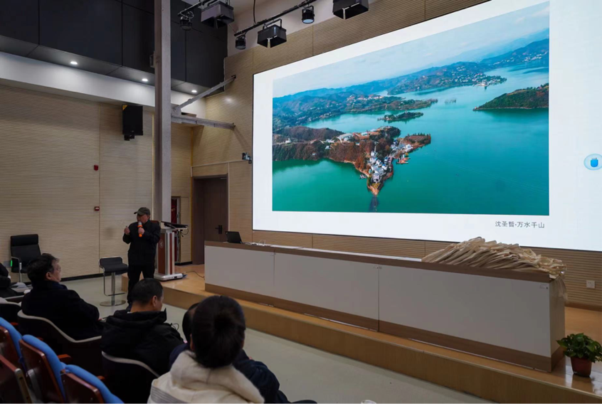 陜文投原董事長王勇等領導嘉賓一行考察西安明德理工學院，并出席瀛湖采風總結會