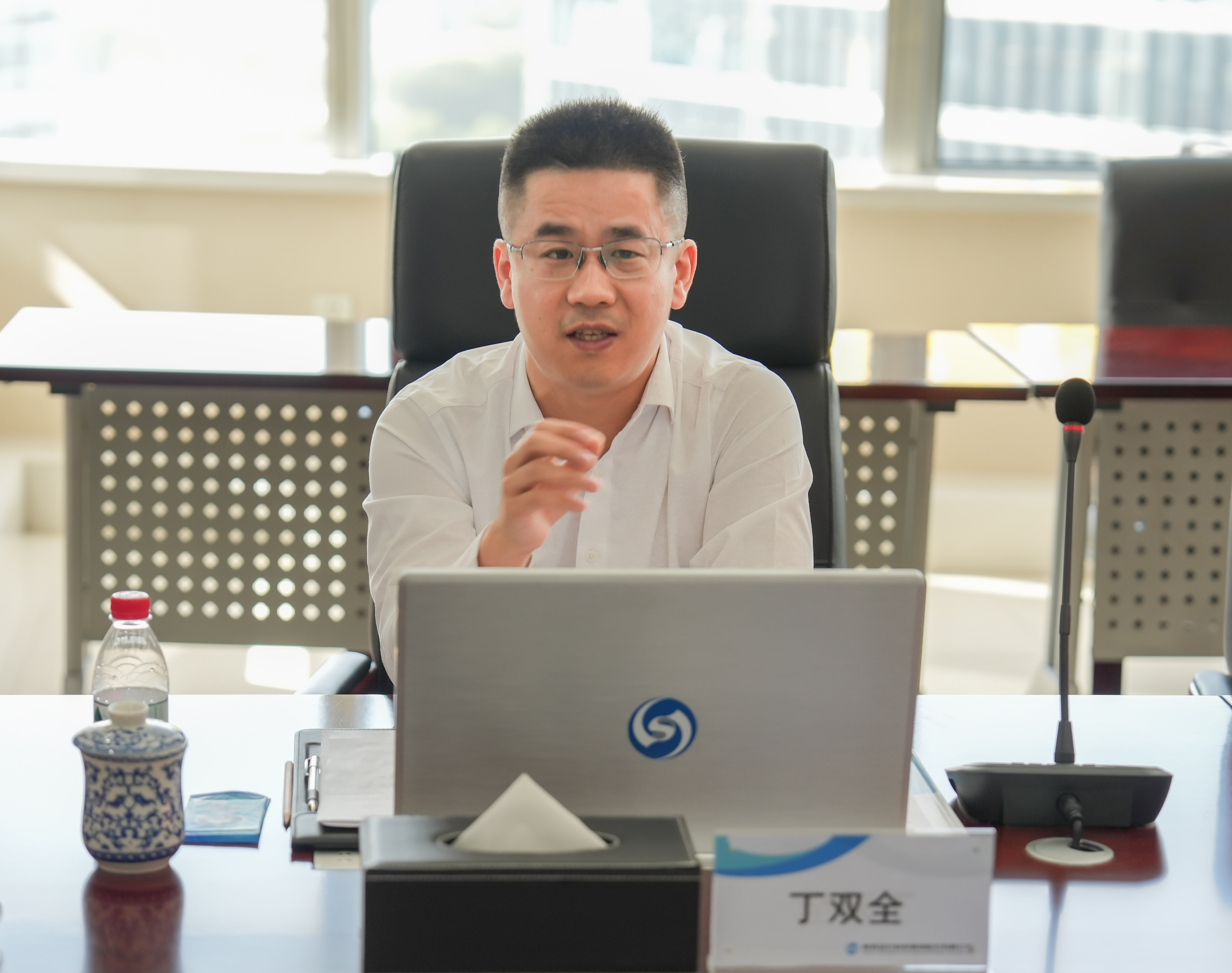 “金葉燦燦 一路向陽”——當(dāng)陽市委常委、副市長丁雙全一行蒞臨集團公司考察交流