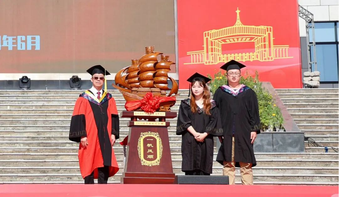 攜青春之志 赴星辰大?！靼裁鞯吕砉W院舉行畢業(yè)季系列活動