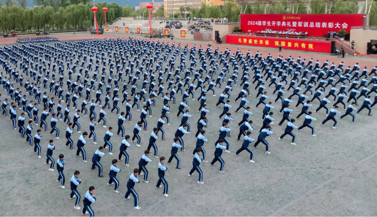 展颯爽英姿 赴璀璨新程 西安明德理工學(xué)院2024級(jí)新生開(kāi)學(xué)典禮暨軍訓(xùn)總結(jié)表彰大會(huì)圓滿(mǎn)舉行