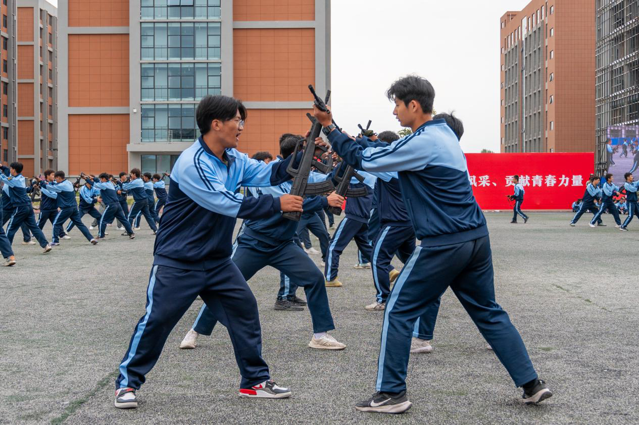 展颯爽英姿 赴璀璨新程 西安明德理工學(xué)院2024級(jí)新生開(kāi)學(xué)典禮暨軍訓(xùn)總結(jié)表彰大會(huì)圓滿(mǎn)舉行