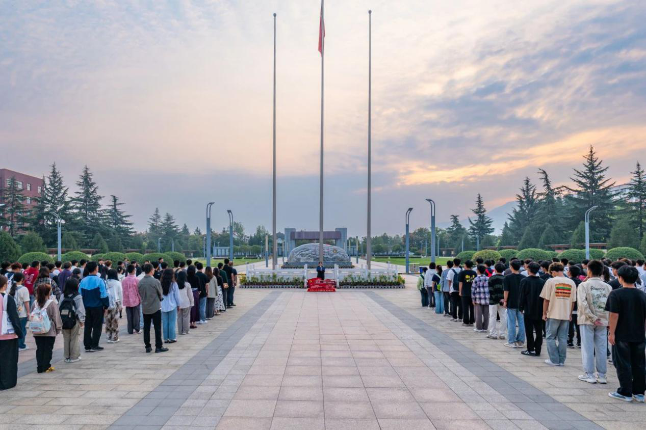 新氣象 新起點(diǎn) 西安明德理工學(xué)院新學(xué)期起航 新校徽正式啟用