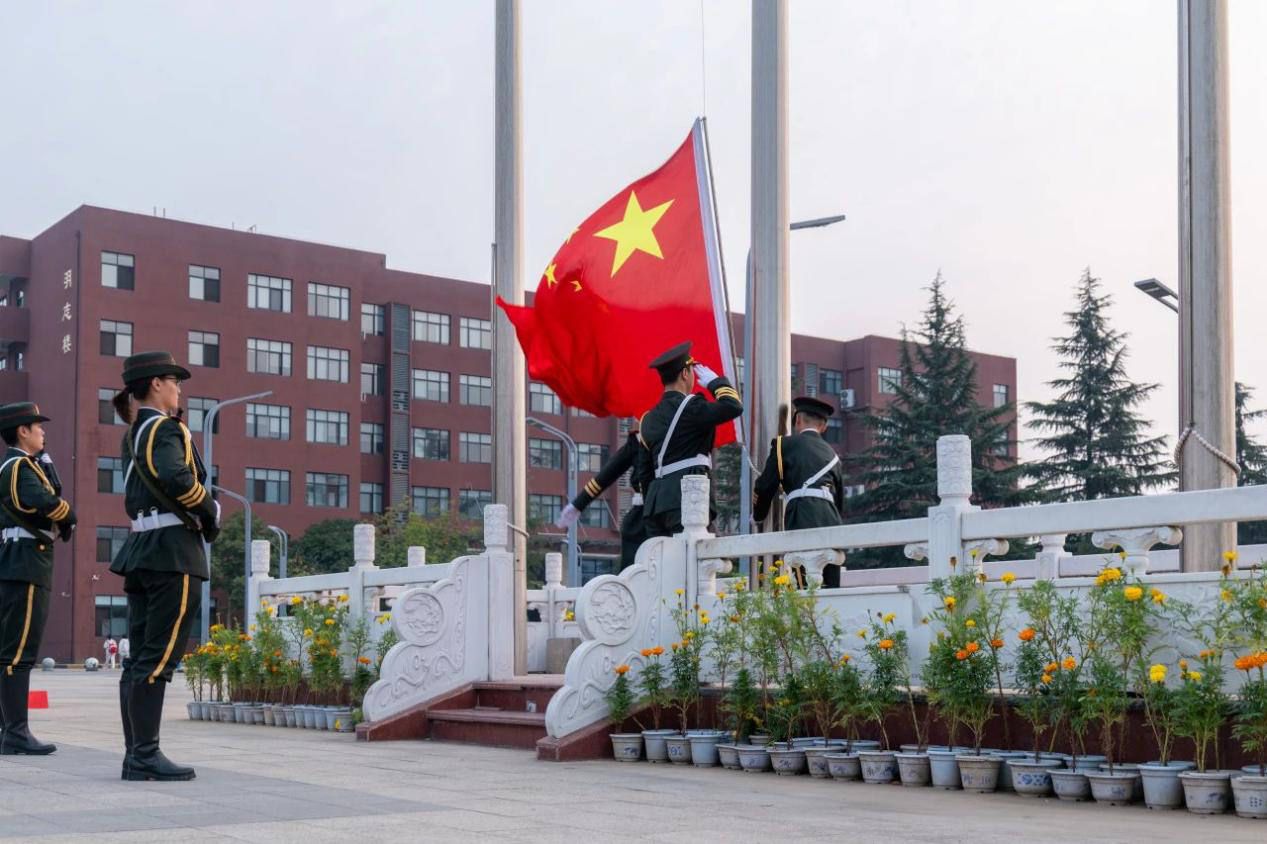 新氣象 新起點(diǎn) 西安明德理工學(xué)院新學(xué)期起航 新?；照絾⒂? title=