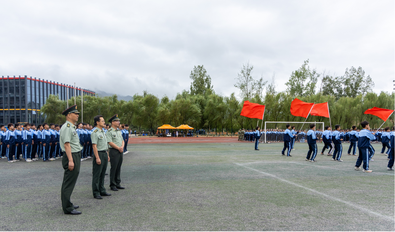 西安明德理工學(xué)院軍訓(xùn)特輯 英模老兵親臨現(xiàn)場(chǎng)宣講 軍事機(jī)構(gòu)領(lǐng)導(dǎo)來(lái)校督察 西安明德理工學(xué)院軍訓(xùn)特輯 英模老兵親臨現(xiàn)場(chǎng)宣講 軍事機(jī)構(gòu)領(lǐng)導(dǎo)來(lái)校督察