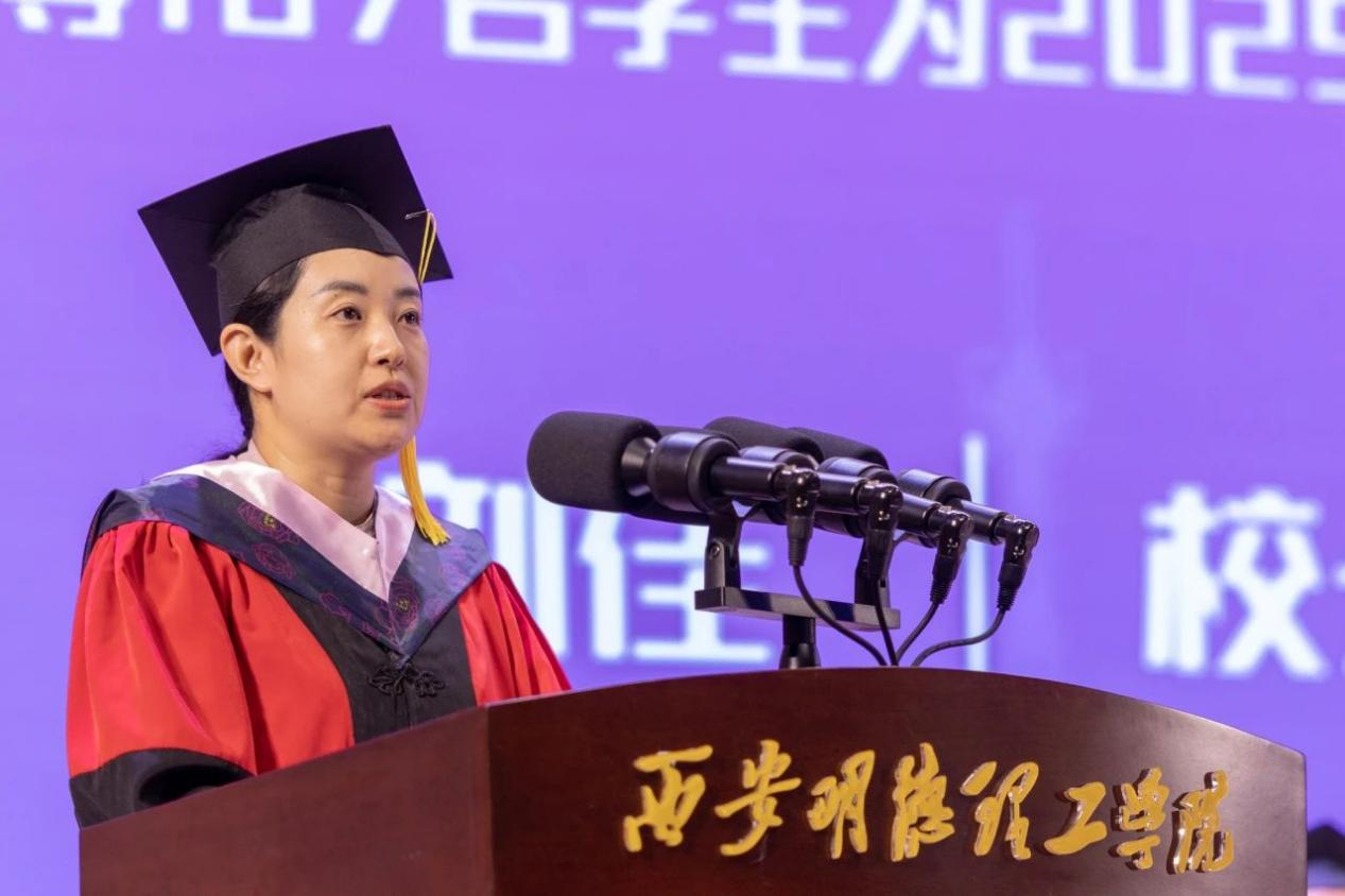 驪歌未散別情重 青春作伴赴星河——西安明德理工學(xué)院舉辦2025屆畢業(yè)典禮與歡送文藝晚會(huì) 驪歌未散別情重 青春作伴赴星河——西安明德理工學(xué)院舉辦2025屆畢業(yè)典禮與歡送文藝晚會(huì)