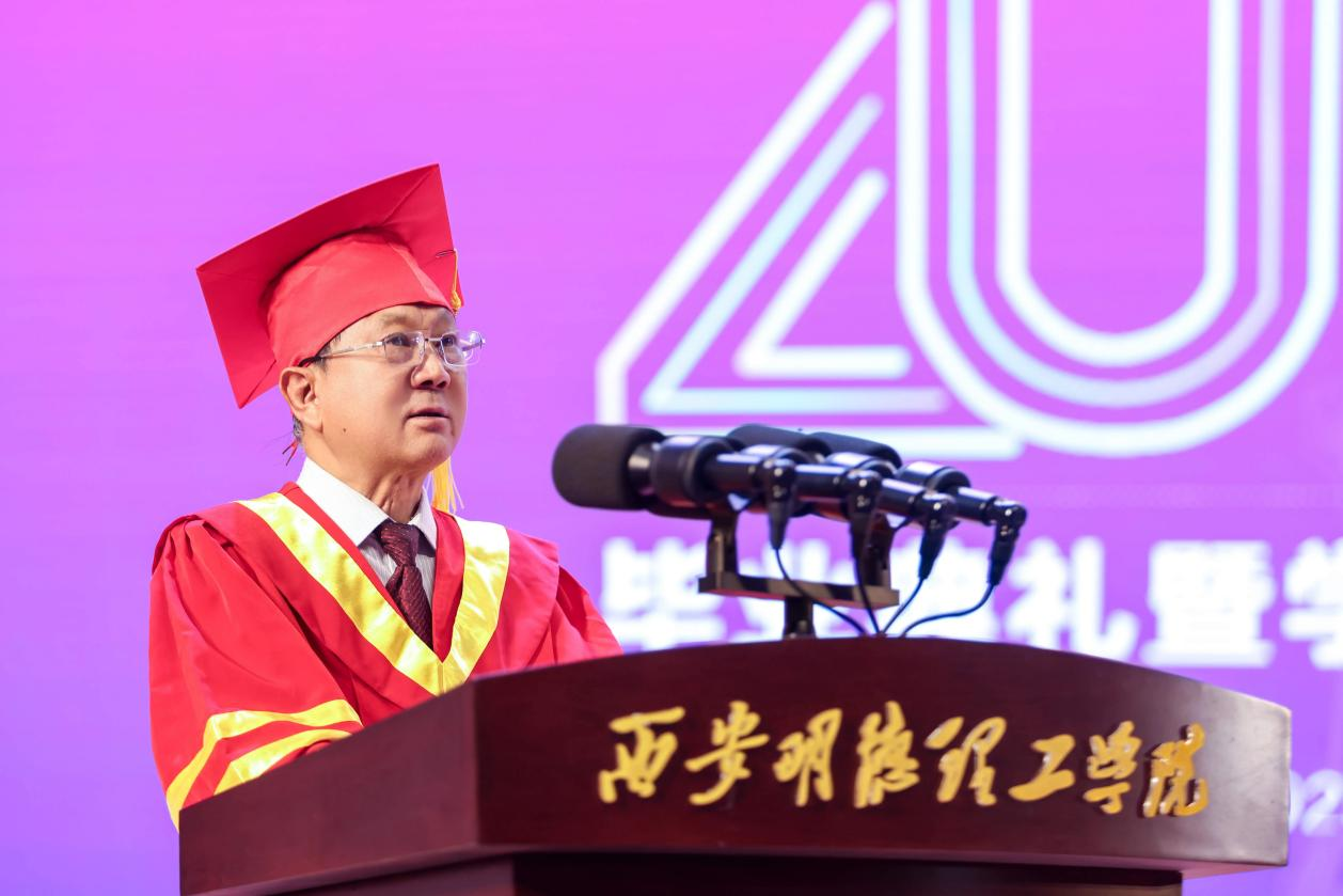 驪歌未散別情重 青春作伴赴星河——西安明德理工學(xué)院舉辦2025屆畢業(yè)典禮與歡送文藝晚會(huì) 驪歌未散別情重 青春作伴赴星河——西安明德理工學(xué)院舉辦2025屆畢業(yè)典禮與歡送文藝晚會(huì)