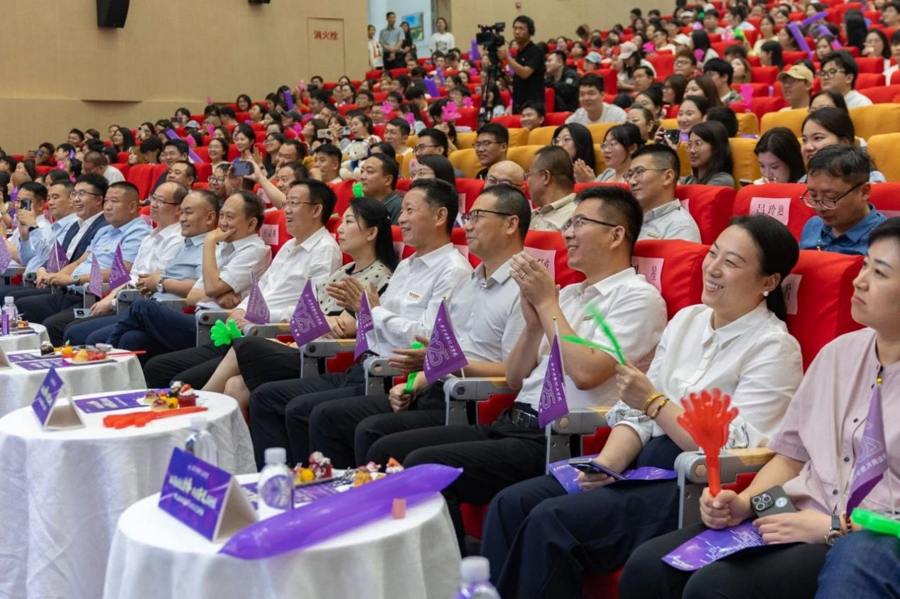 驪歌未散別情重 青春作伴赴星河——西安明德理工學(xué)院舉辦2025屆畢業(yè)典禮與歡送文藝晚會(huì) 驪歌未散別情重 青春作伴赴星河——西安明德理工學(xué)院舉辦2025屆畢業(yè)典禮與歡送文藝晚會(huì)